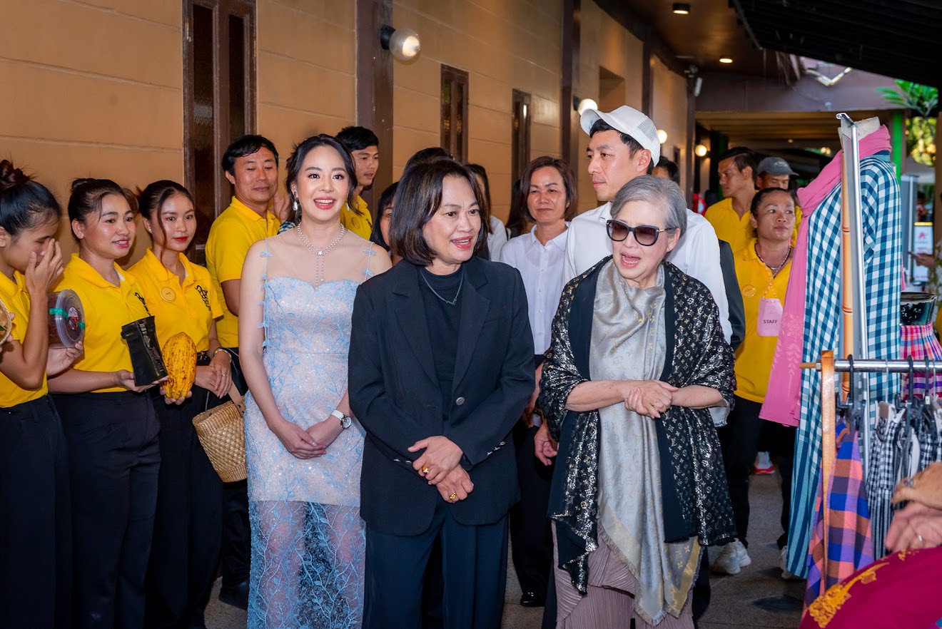 รูปกรุ๊ปใหญ่ริมทะเล